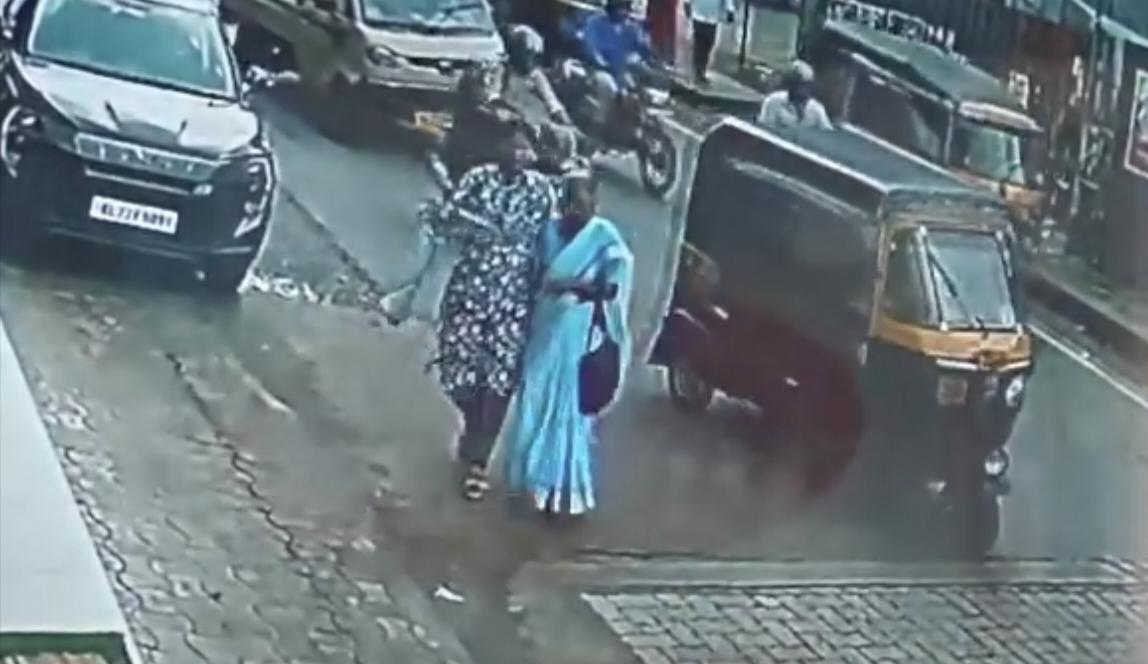 മാനന്തവാടിയിലെ മാലകവർച്ചാ ശ്രമം: പ്രതിയുടെ സി.സി.ടി.വി ദൃശ്യങ്ങൾ പുറത്തുവിട്ട് പോലീസ്; പൊതുജനങ്ങൾ ജാഗ്രത പാലിക്കണമെന്ന് എ.എസ്.പി കാർത്തിക്
