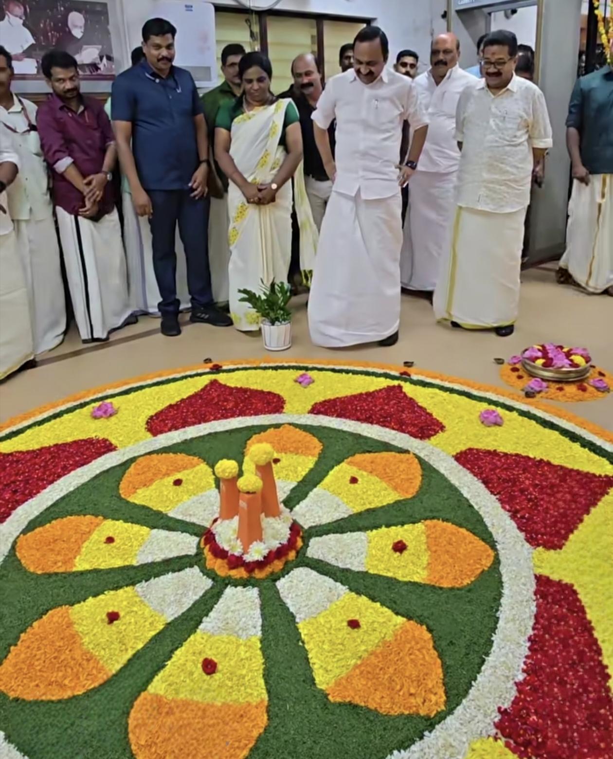 ഓണാശംസകള്‍ നേര്‍ന്ന് മുഖ്യമന്ത്രി