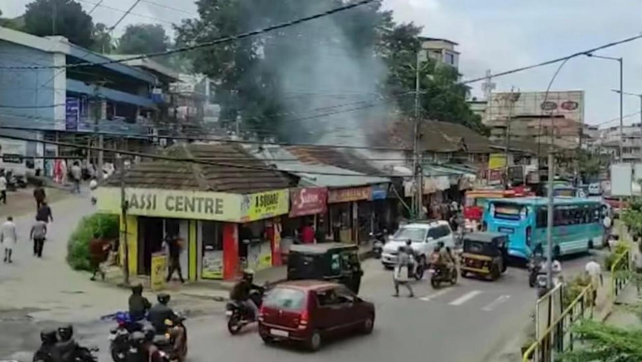 കൽപ്പറ്റ നഗരത്തിൽ പൂട്ടിക്കിടന്ന ഹോട്ടലിൽ തീപിടുത്തം; ആളപായമില്ല, തീയണച്ച് അഗ്നിരക്ഷാ സേന