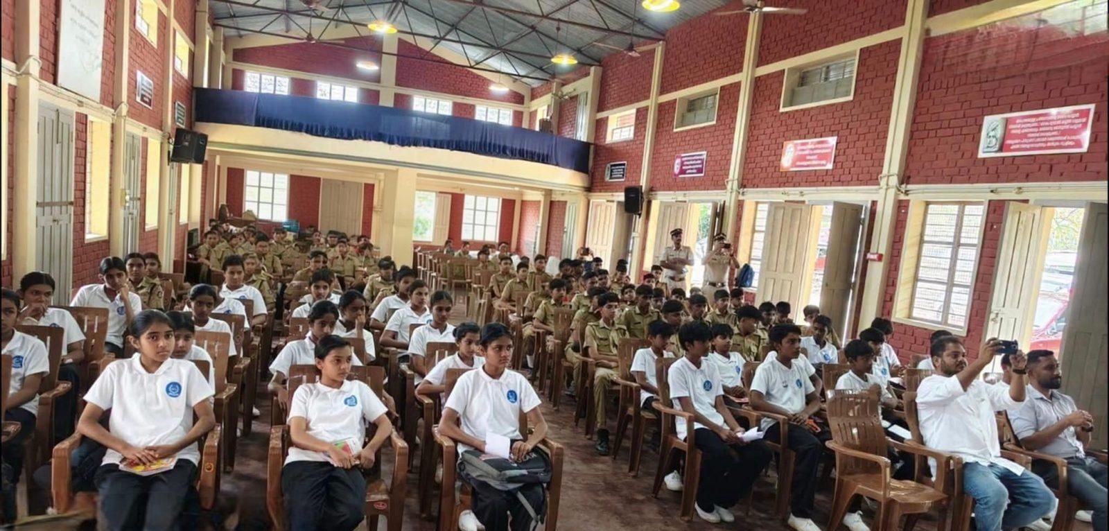ഓപ്പറേഷൻ തൂഫാൻ ; എസ് പി സി കേഡറ്റുകൾക്ക് പരിശീലനം നൽകി