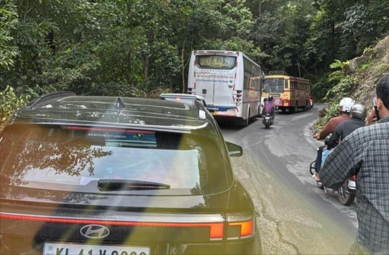 വയനാട് ചുരത്തിൽ ഗതാഗത തടസം ; ഏഴാം വളവിൽ വലിയ വാഹനങ്ങൾക്ക് തിരിയാൻ പ്രയാസം നേരിടുന്നു