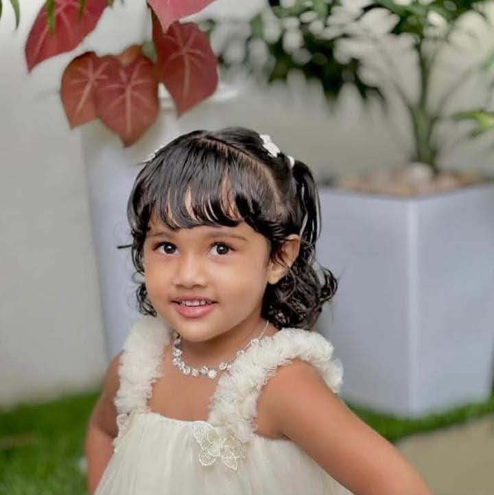 കാർ ഡിവൈഡറിൽ ഇടിച്ചു  മൂന്ന് വയസുകാരി മരിച്ചു