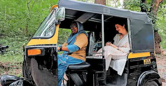 ഫെബിനയുടെ ഓട്ടോറിക്ഷയിൽ വിഐപി യാത്രക്കാരി