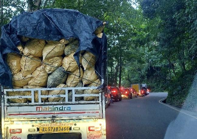 വയനാട് ചുരത്തിൽ ഗതാഗത തടസ്സം