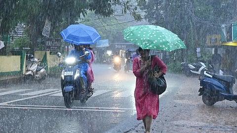 സംസ്ഥാനത്ത് ഒറ്റപ്പെട്ടയിടങ്ങളിൽ ഇന്ന് ശക്തമായ മഴയ്ക്ക് സാധ്യത; 3 ജില്ലകളിൽ യെല്ലോ അലർട്ട്